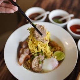 บะแห้งยำหมูทอด LM