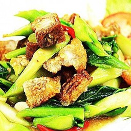 ผัดคะน้าหมูกรอบ