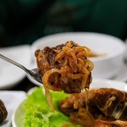 African style fried chevon on top with stir-fried onion  (เนื้อแพะทอดราดหัวหอมผัดสไตล์แอฟริกัน)