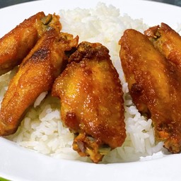 ปีกไก่ทอดน้ำปลาราดข้าว ร่มเงาไม้