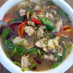 ต้มยำไก่บ้านใบมะขามอ่อน