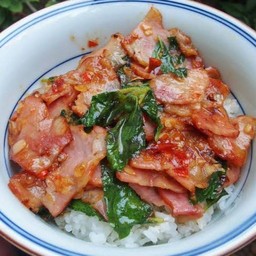 ผัดกระเพราเบคอน ราดข้าว