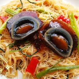 เส้นหมี่ผัดผักบุ้ง+ไข่เหยี่ยวม้า