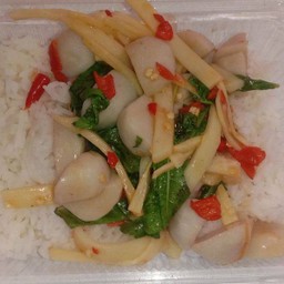 ข้าวหน่อไม้ลูกชิ้นปลาสู้โควิท