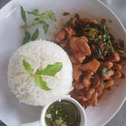 ข้าวกระเพรา ไก่ พริกแห้งรสจัดจ้านหอมอร่อย