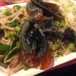 ยำขนมจีนไข่เยี่ยวม้า