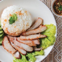 ข้าวหอมมะลิหมูสันคอทอด+น้ำจิ้มแจ่ว