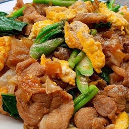 เส้นใหญ่ผัดซีอิ๊วหมูหรือไก่