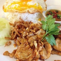 ไก่กระเทียมราดข้าว