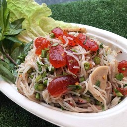 ยำขนมจีน ไข่แดงเค็ม ไก่ยอ