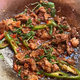 กระเพราเนื้อชิ้น