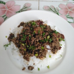 ข้าวสวยโรยลาบไก่คั่ว