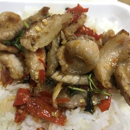 กระเพราหมูย่าง