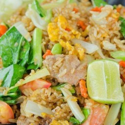 ข้าวผัดไข่ใส่หมู