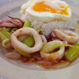 ปลาหมึกผัดพริกหยวกราดข้าว
