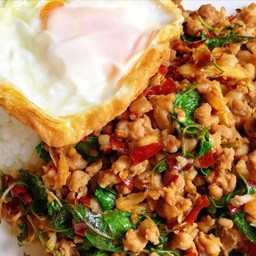 ข้าวผัดกระเพราหมูสับหรือไก่