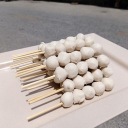 ลูกชิ้นหมูมินิ 10 ไม้ แถมฟรี!! 1 ไม้