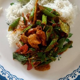 ผัดพริกแกงกุ้งราดข้าว