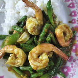 ข้าวราดผัดเครื่องแกง หมูกรอบ