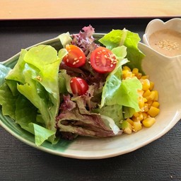 สลัดผักพร้อมน้ำสลัดครีมงา