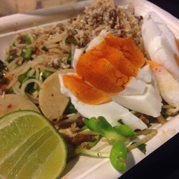 ยำขนมจีนไก่ยอ ไข่เค็ม