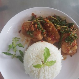 ข้าวกระเพรา ปลา พริกแห้งรสจัดจ้านหอมอร่อย