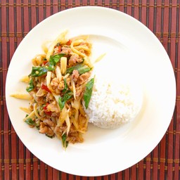 กระเพราเนื้อหน่อไม้ดองราดข้าว