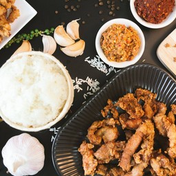 ข้าวเหนียวหมูทอด พร้อมน้ำพริก