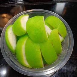 ฝรั่งแช่บ๊วย+น้ำจิ้มพริกเกลือ