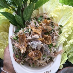 ยำขนมจีนปลาทู ปลากรอบ