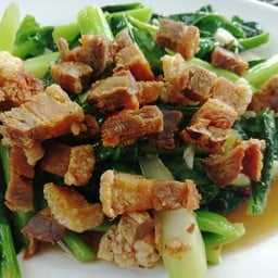 คะน้าหมูกรอบใส่พริกขี้หนู