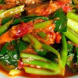 ผัดคะน้าปลากระป๋อง ราดข้าว