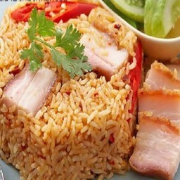 ข้าวผัดพริกเผาหมูกรอบ