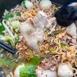 ก๋วยเตี๋ยวหมูสามชั้นเส้นมาม่า พิเศษ