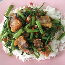 ผัดผักบุ้งราดข้าว