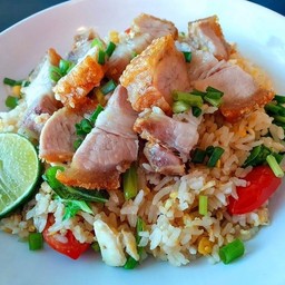 ข้าวผัดหมูกรอบ
