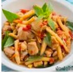 ผัดหน่อไม้กับไก่สับ