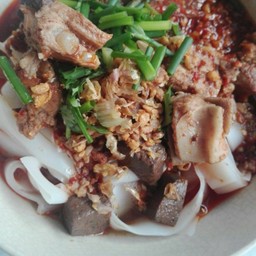 เส้นใหญ่น้ำเงี้ยวปกติ