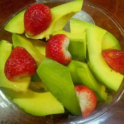 สลัดอโวคาโด้+สตอเบอร์รี่1กล่องแถม 1กล่อง