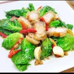 ผัดแขนงหมูกรอบ