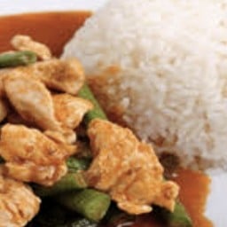 ผัดพริกแกงไก่ราดข้าว