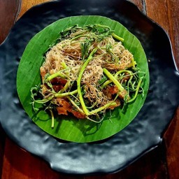 เส้นหมี่ผัดกะเฉดหมูกรอบ
