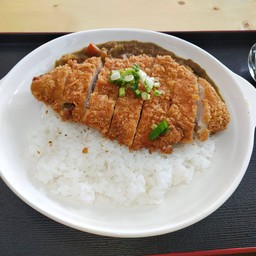 ข้าวแกงกะหรี่ไก่ชุบเกล็ดขนมปัง