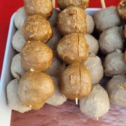 ลูกชิ้นปิ้งหน้าบ้าน