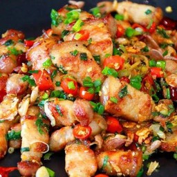 สามชั้นคั่วพริกเกลือ