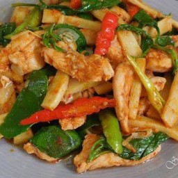 เป็นกับข้าวผัดพริกแกงไก่หน่อไม้สด