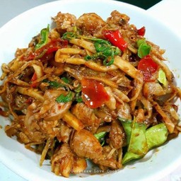 เป็นกับข้าวหมูผัดพริกแกงหน่อไม้สด