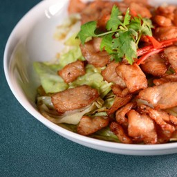 กะหล่ำปลีผัดน้ำปลาหมูทอด