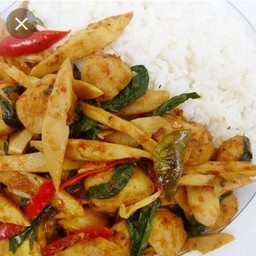 ข้าวราดพริกแกงไก่หน่อไม้สด