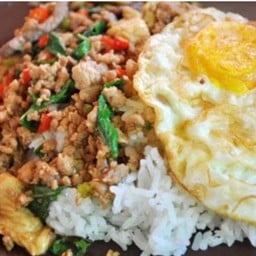 กระเพราหมูสับไข่ดาวข้าว